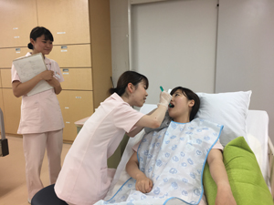 在宅療養者の食事・口腔ケア演習風景
