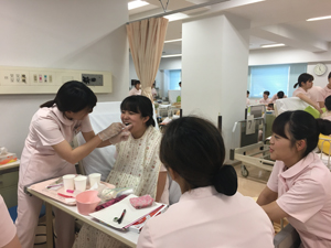 在宅療養者の食事・口腔ケア演習風景