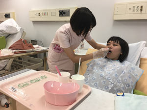 在宅療養者の食事・口腔ケア演習風景